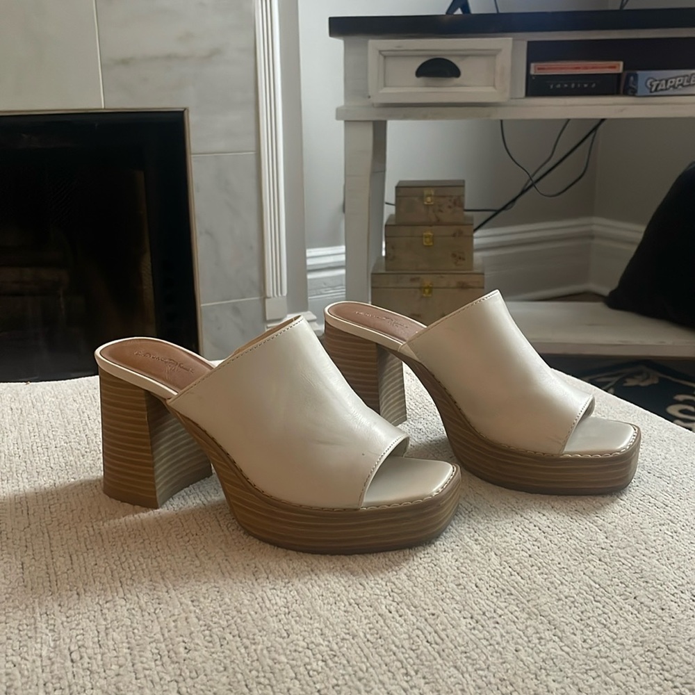 Universal Threads White/Wood Block Heel Sandals, size 7